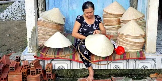 在越南Cantho省的Ap Thoi Phuoc村的老越南工匠制作传统越南帽子的4k视频场景，传统艺术家的概念