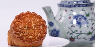 中秋节期间向朋友或家人聚会赠送月饼/月饼/月饼上的汉字在英语中代表“双白”