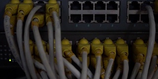 互联网服务提供商的设备和以太网电线连接到许多网络插座