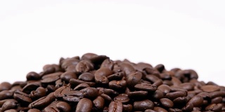 咖啡豆在白色背景上旋转。