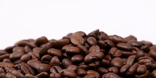 咖啡豆在白色背景上旋转。