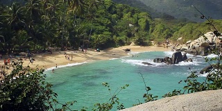卡波圣胡安德拉GUíA，泰罗纳国家公园，哥伦比亚-人们喜欢在海滩度假。