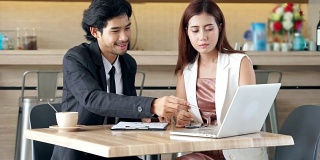 亚洲女商人和商人讨论计划议程和日程安排工作与使用电脑笔记本电脑和纸质文件。团队会议的概念。