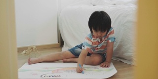 男孩正在用蜡笔画恐龙