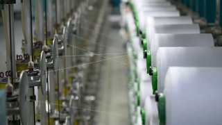 纺织厂工业整经机的白色纱线轴视频素材模板下载