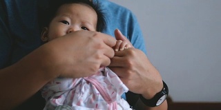 父亲和宝贝女儿:亚洲家庭生活方式