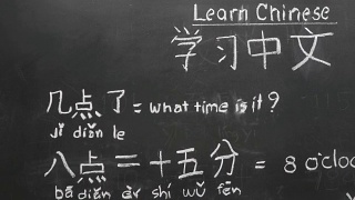 在教室里学习中文报时。视频素材模板下载