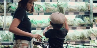 亚洲母亲和孩子购买杂货。