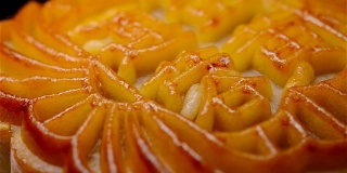 传统风格的中国月饼旋转中国意味着莲蓉蛋黄没有标志或商标