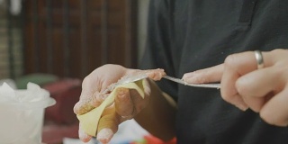 亚洲妇女手工制作馄饨和饺子馅。理念:爱、食物、客人共进晚餐。