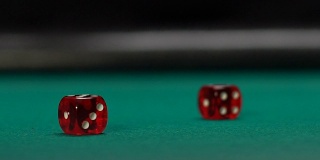 人在赌桌上掷骰子，希望胜利，命运概念慢动作