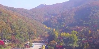 鸟瞰韩国龙仁和宇寺的秋天