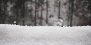 下雪和雪堆-慢镜头