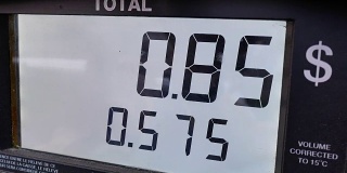 油泵屏幕上显示油价上涨的大屏幕
