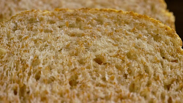 这是典型的意大利佛卡夏面包，在木板上慢慢地撒上盐和油。