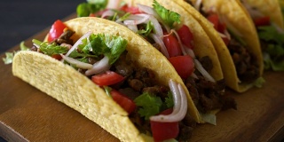 墨西哥玉米卷配肉和蔬菜-墨西哥食品