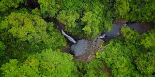 塔希提岛法鲁迈瀑布鸟瞰图。
