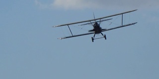 古代俄罗斯飞机双翼机An2在蓝天上飞行