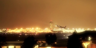 一架喷气式客机在洛杉矶机场起飞(夜间)