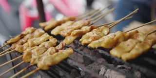 沙爹猪肉，泰国街头小吃。概念:街头小吃、旅游。