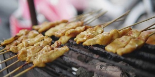沙爹烤猪肉，街头小吃，泰国。概念:街头小吃、旅游。