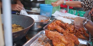 泰国美味炸鸡，小商店在市场，街头小吃。