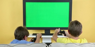 儿童玩视频游戏与彩色键电视屏幕