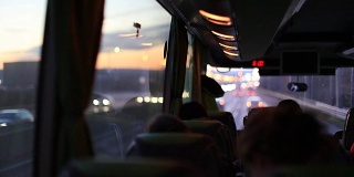 晚上在公交车里。晚上乘公共汽车在公路上旅行