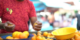 在街头市场买橘子