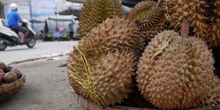 市场上的榴莲。泰国的水果之王。榴莲是亚洲热带水果。美味的成熟异国水果。特写镜头