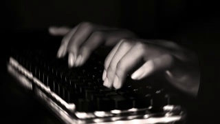 黑客为了保密而在电脑上工作。(镜头包括黑暗，纹理，噪音和光线效果)视频素材模板下载