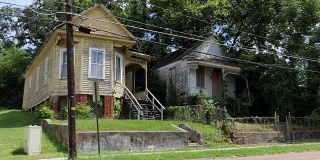 美国密西西比州纳齐兹的两座废弃房屋