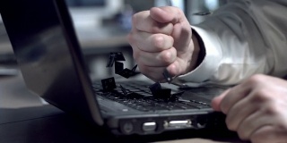 商人用拳头砸笔记本电脑，慢动作