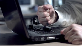 商人用拳头砸笔记本电脑，慢动作视频素材模板下载