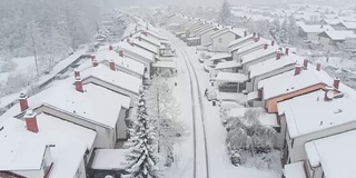 汽车在下雪的郊区行驶，邻居在清理车上的积雪