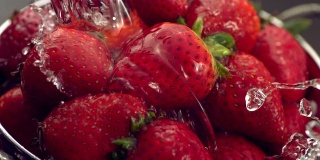 水倒在草莓上，慢镜头