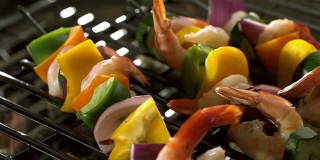 虾和蔬菜串的烧烤