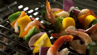 虾和蔬菜串的烧烤视频素材模板下载