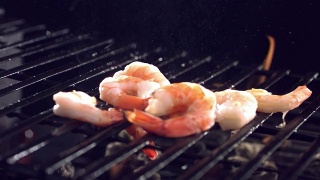 虾落在烤架上视频素材模板下载