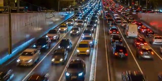 在城市道路和路口的夜间交通堵塞的超延时视频