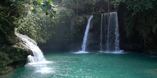 美丽的瀑布在宿务岛，菲律宾绿色和蓝绿色的颜色，没有人自然旅游目的地的概念