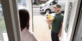 4K:一名男子将一束鲜花送到一名女子的家门口