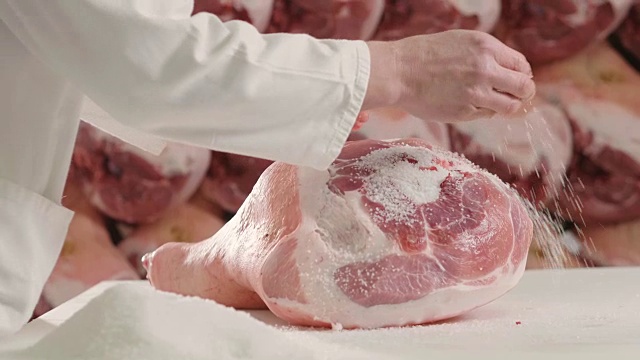 在火腿工厂，按照意大利的传统，火腿是手工腌制的。