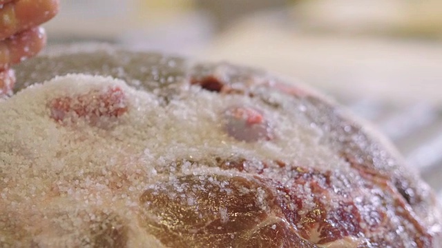 在火腿工厂，按照意大利的传统，火腿是手工腌制的。