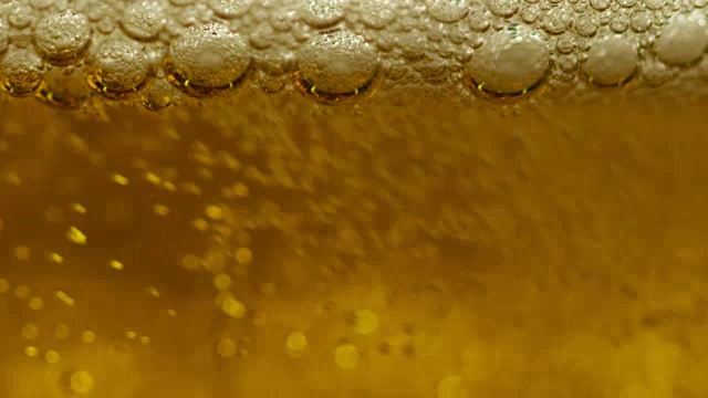 精酿啤酒和传统爱尔兰酒吧。宏观气泡，工艺啤酒完美固定专业销钉。酒吧和酒吧。清爽提神饮料