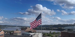 慢轨航拍美国国旗在小镇