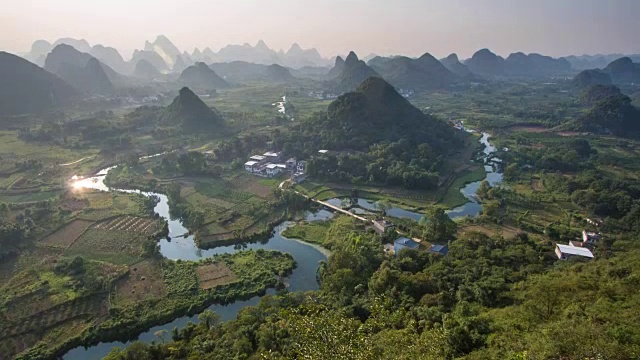 桂林日落景观，漓江和喀斯特山脉称为翠屏或五指山位于广西，中国