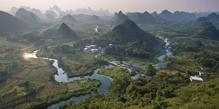 桂林日落景观，漓江和喀斯特山脉称为翠屏或五指山位于广西，中国
