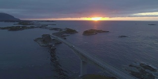 挪威的大西洋公路和夏日日落的汽车。鸟瞰图