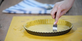 用叉子在糕点盒底部戳个孔。制作苹果馅饼系列。